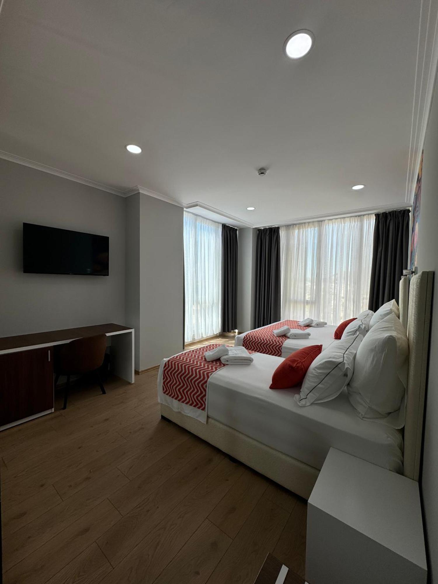 Hotel Britania Vlorë Buitenkant foto