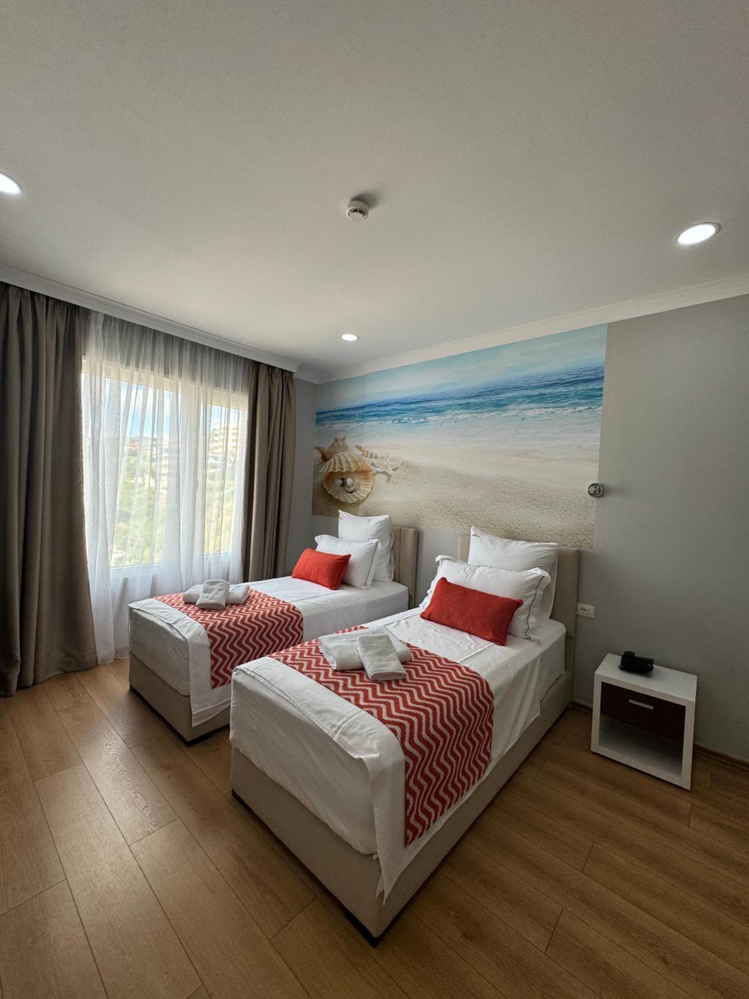 Hotel Britania Vlorë Buitenkant foto