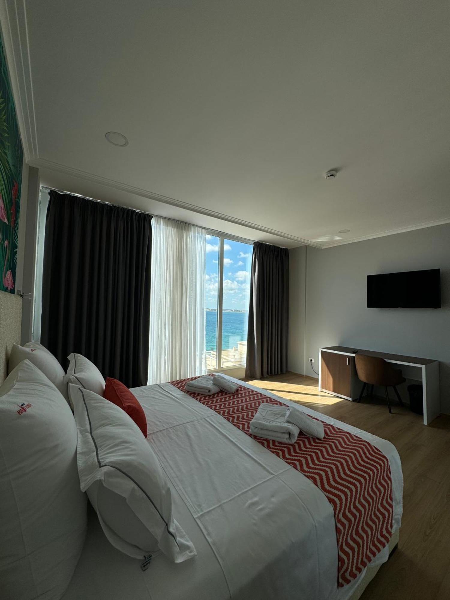 Hotel Britania Vlorë Buitenkant foto
