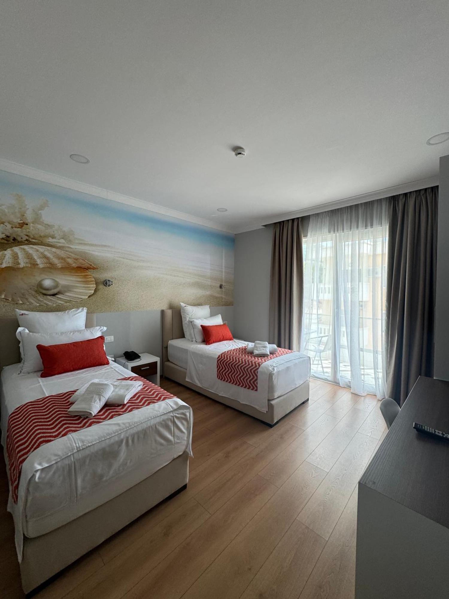 Hotel Britania Vlorë Buitenkant foto