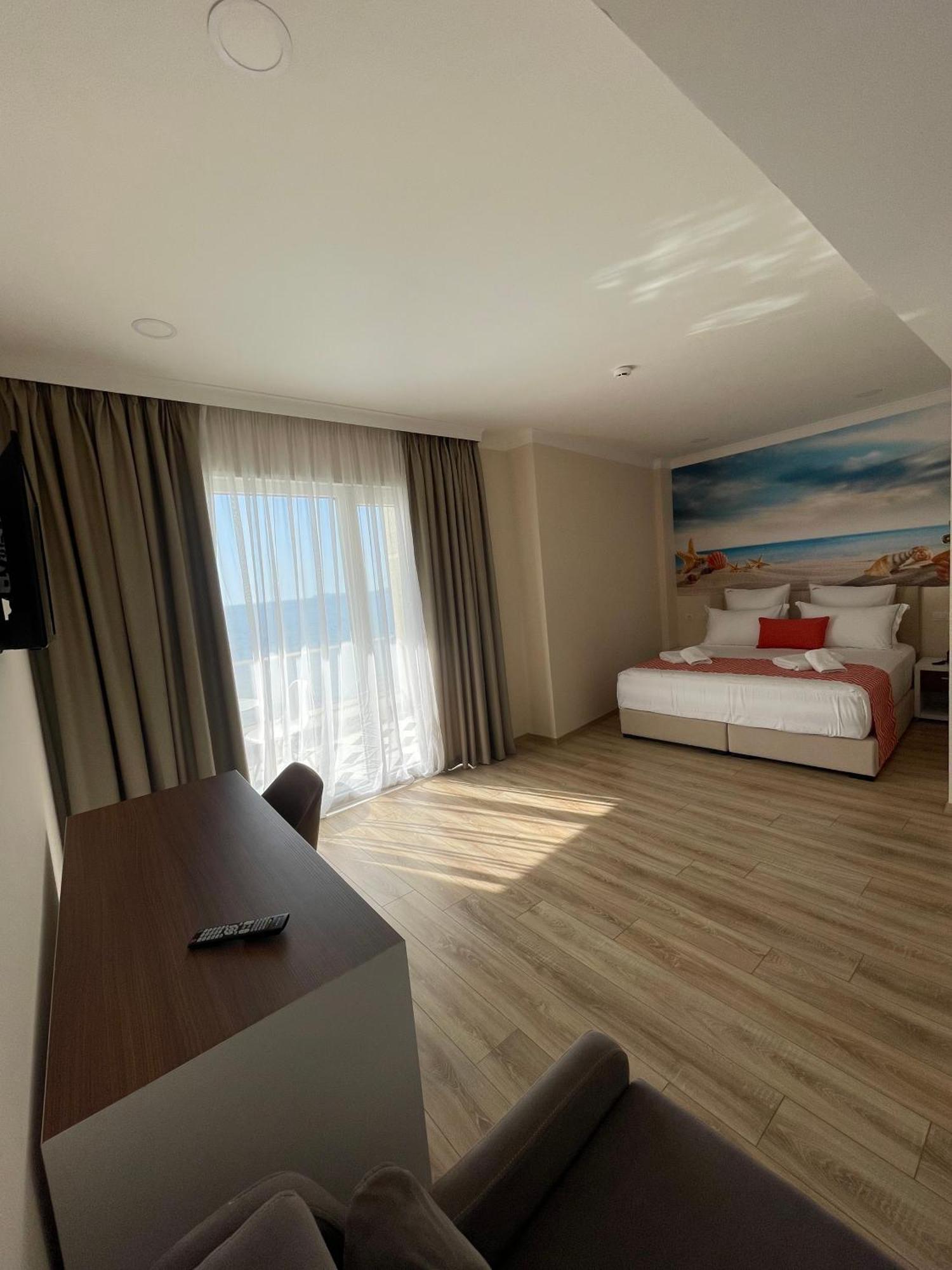 Hotel Britania Vlorë Buitenkant foto