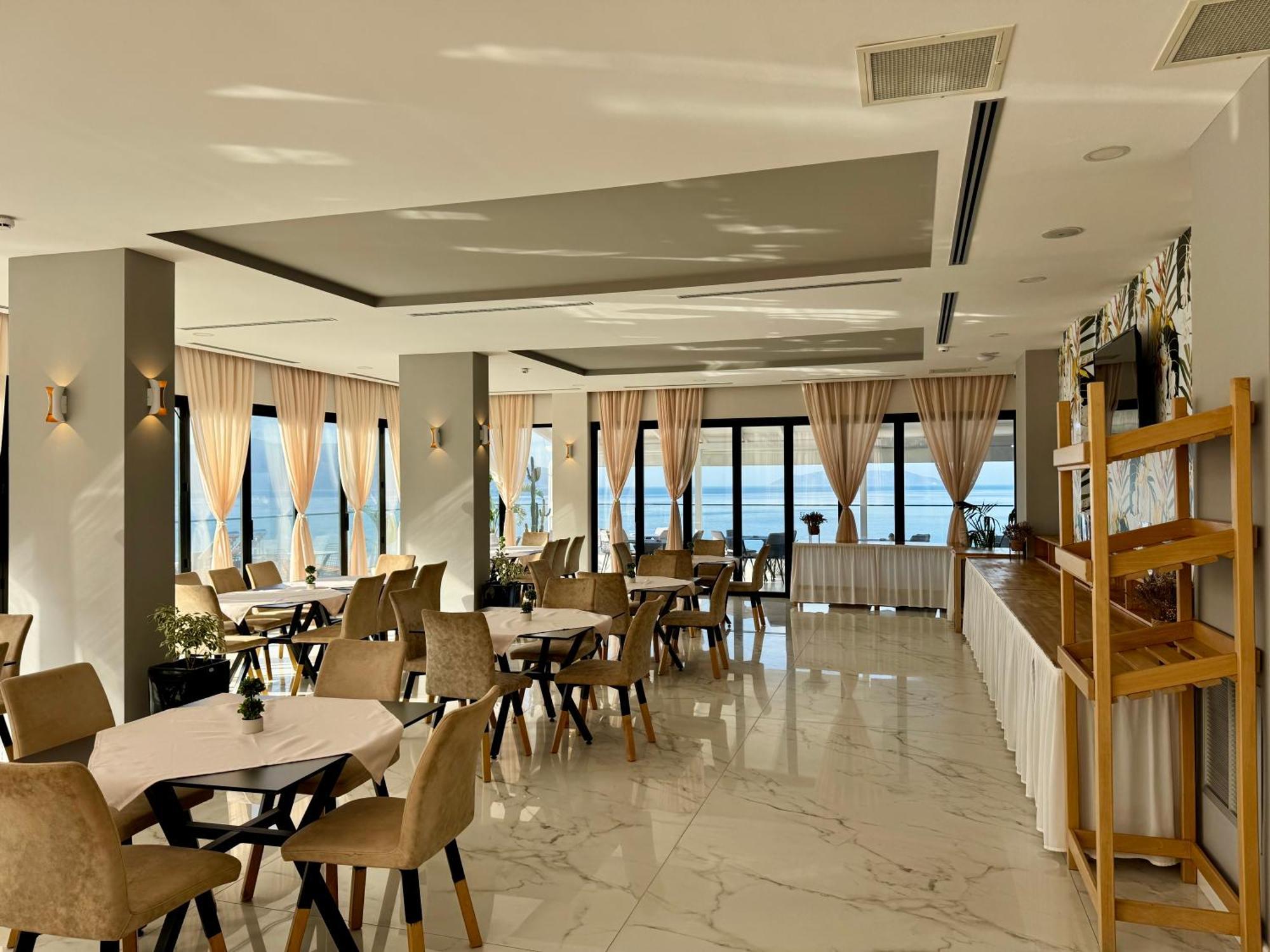 Hotel Britania Vlorë Buitenkant foto