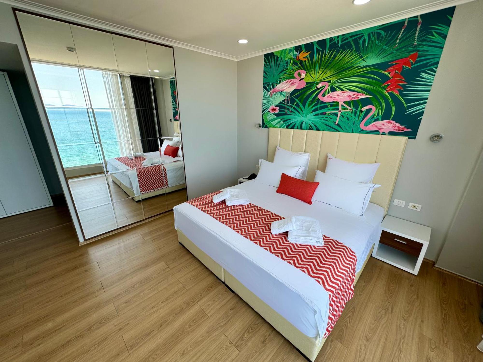 Hotel Britania Vlorë Buitenkant foto